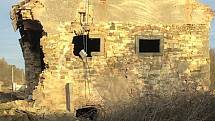 Snímky bakovské tvrzi - sýpky těsně před demolicí