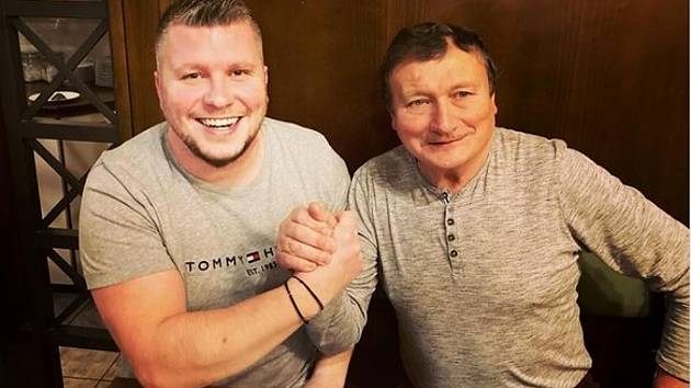Nový trenér Sokola Jedomělice Martin Janda (vlevo) po podpisu smlouvy s předsedou klubu Josefem Nedvědem.