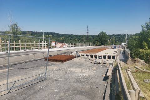 Rekonstrukce krajského mostu v Kladně ve Slánské ulici.