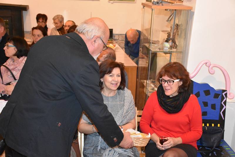 Výstava Eduarda Hájka bude v Galerii Ikaros antik do března.