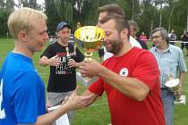 Kapitán Vinařic Roman Sokol přebírá jednu z trofejí.