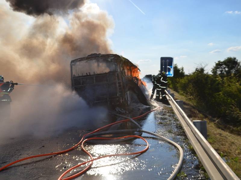 Autobus na D7 u Kladna kompletně shořel. Zbyla z něj jen kostra.