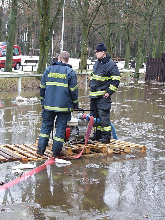 HASIČI NAPLNO PRACOVALI na zlepšení situace