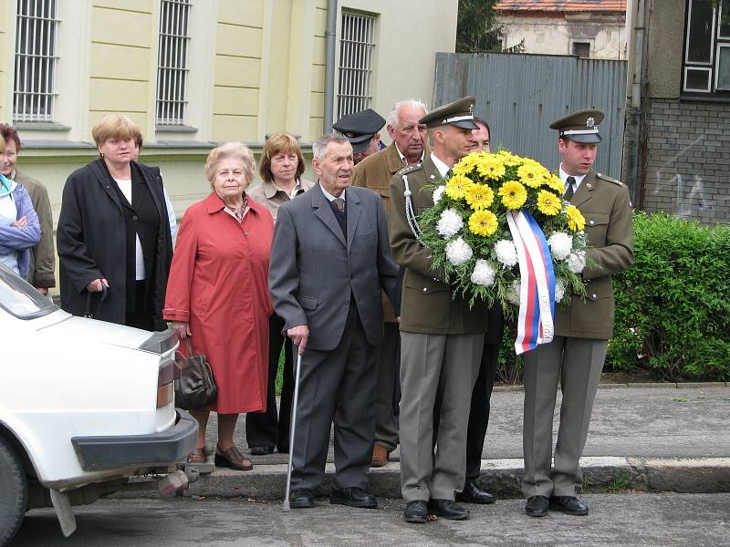 Kladení věnců na pietních místech - Slaný