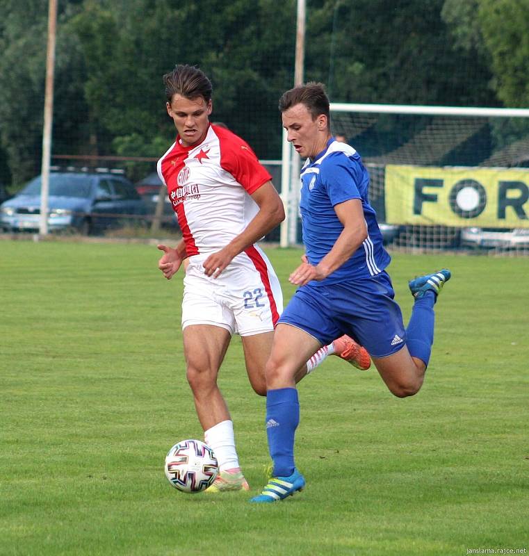 Generálka před startem ČFL: Velvary (v modrém) - Slavia Praha B 2:2.