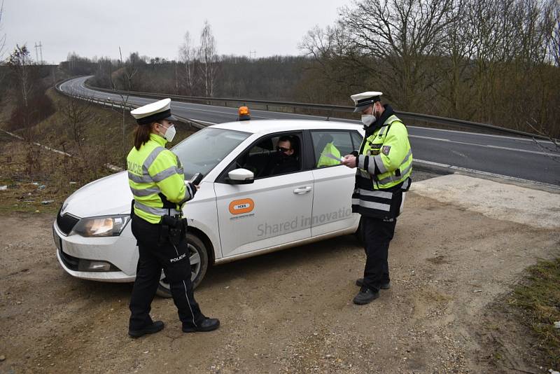 Policisté obestavěli hranice Kladenska, lidé nařízení vesměs dodržují.