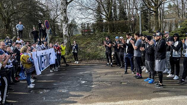 Fanoušci hokejového Kladna svůj tým vyprovodili na cestu do Jihlavy s povzbudivým transparentem: Věříme!