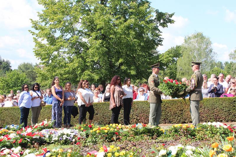 V Lidicích došlo k uctění památky obětí lidické tragédie, následně byla také zahájena celostátní přehlídka dětských pěveckých sborů Světlo za Lidice.