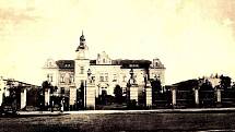 Budova nemocnice krátce po otevření, fotografie je asi z roku 1910.