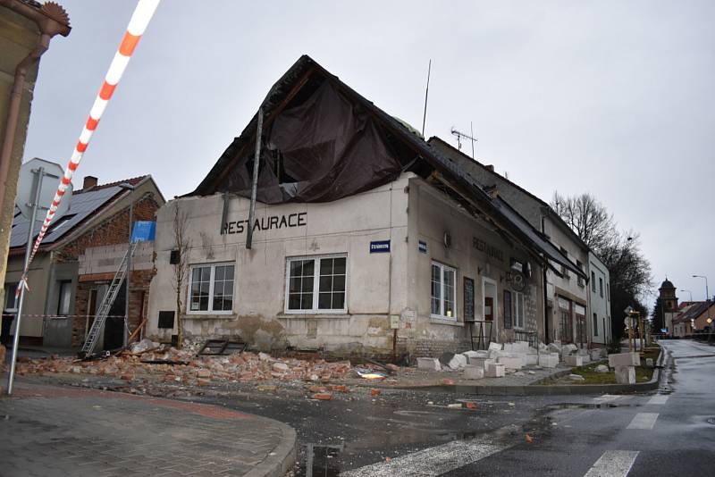 Asi nejhůře dopadla v Kladně Restaurace Na Růžku v Doberské ulici. Vzduchem lítaly cihly i tvárnice. Ulice bude v pondělí ještě nějakou dobu uzavřená.