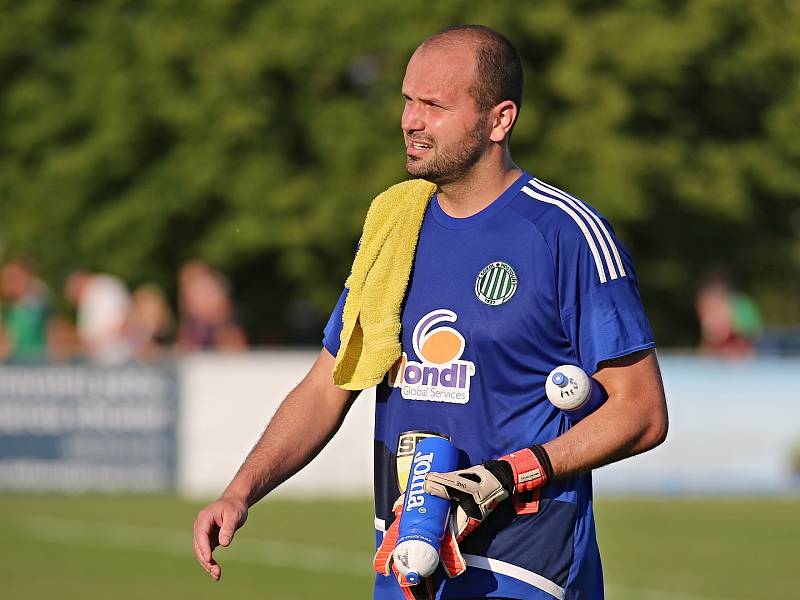 Hostouň (v zeleném) přehrála v duelu nejlepších divizních týmů Zbuzany 3:0.