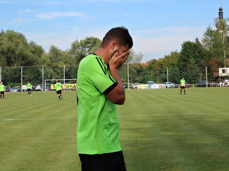 Velvary (v zeleném) prohrály v MOL Cupu s Hradcem Králové 0:1. Dominik Vašut zpytuje svědomí po zazděné tutovce.