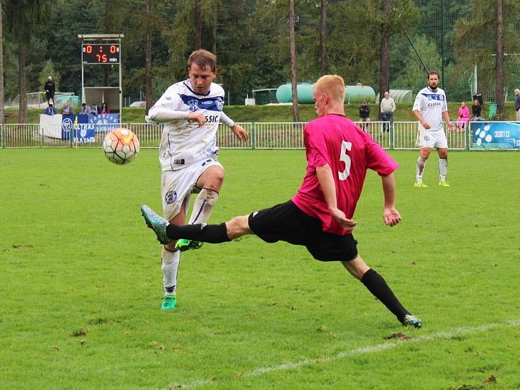 Tatran Rakovník (v růžovém) doma podlehl Kladnu na na penalty 0:1. 