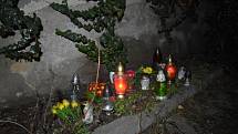 Vyšetřování tragédie ve Třebichovicích bude trvat ještě nejméně měsíc. Pietní místo se plní už bezmála týden svíčkami a květinami.
