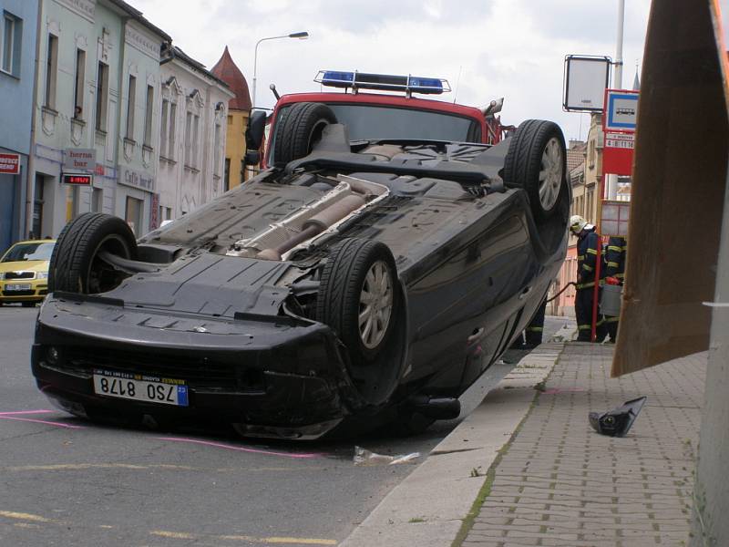 Nehoda se stala v ulici Gen. Klapálka. Provoz zde musela odklánět policie.