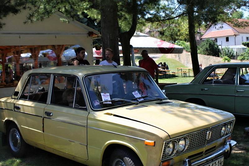 Knovíz hostil přehlídku automobilových veteránů.