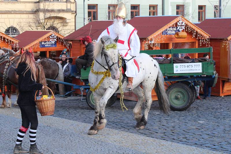 Příjezd Mikuláše a jeho družiny sledovalo na náměstí Starosty Pavla v Kladně mnoho lidí.