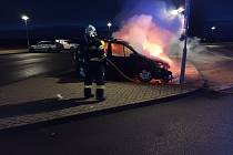 K požáru osobního automobilu na parkovišti čerpací stanice ve Slaném vyjeli slánští hasiči.