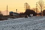 Vlak srazil na kolejích u Stochova nezletilou dívku, na místě zemřela.