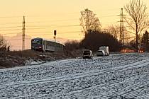 Vlak srazil na kolejích u Stochova nezletilou dívku, na místě zemřela.
