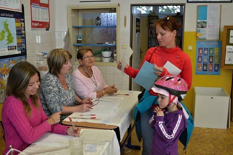 Voliče v Tuchlovicích a v Kačici zvěčnila tradičně fotografka Kladenského deníku Jana Jirásková. Nechybí ani letošní prvovolič z Kačice, student Karel Kučera.