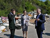 Ministr životního prostředí Richard Brabec předal v květnu starostce Buštěhradu Daniele Javorčekové rozhodnutí o přidělení dotace na likvidaci černé skládky.