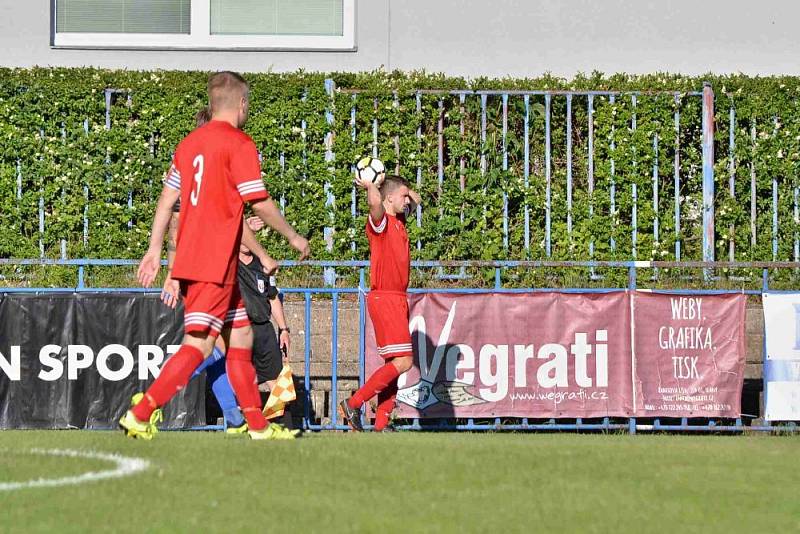 Slaný (v bílém) přehrálo 1:0 Libušín a poslalo ho o soutěž níž.