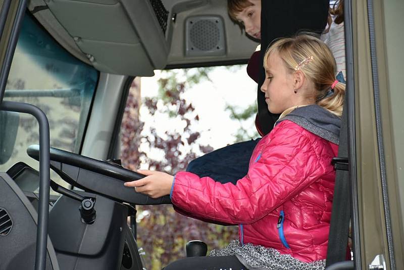 Setkání vojáků s dětmi, rodiči a pedagogy na dvoře 1. ZŠ, Politických vězňů Ve Slaném Na Hájích.