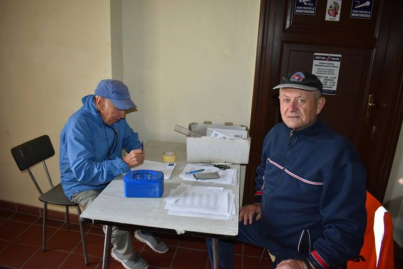 Turisté si vyšlápli za dřevěnými zvoničkami v okolí Slaného.