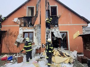 Při požáru dřevostavby v Libovici zasahovalo devět hasičských jednotek.