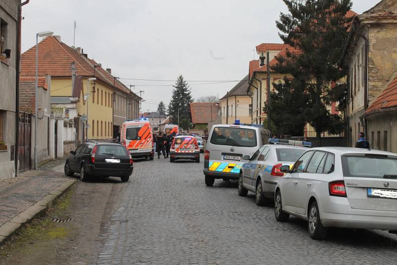 Výsledkem zlonické pondělní dramatické koledy je pět zraněných, z toho jsou dva muži pobodaní a tři pomlácení.