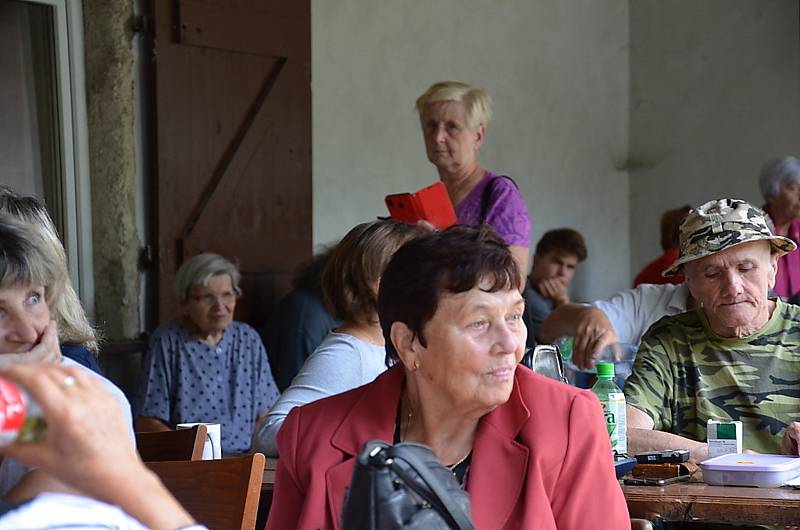 Druhý ročník soutěže střelby z pistole ve Zvoleněvsi na počest válečného veterána Ludvíka Darovce.