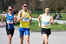 V krásném prostředí olomouckého parku ve Smetanových sadech vybojoval Vít Hlaváč (uprostřed) mistrovský titul v chodeckém závodě na 20 kilometrů.