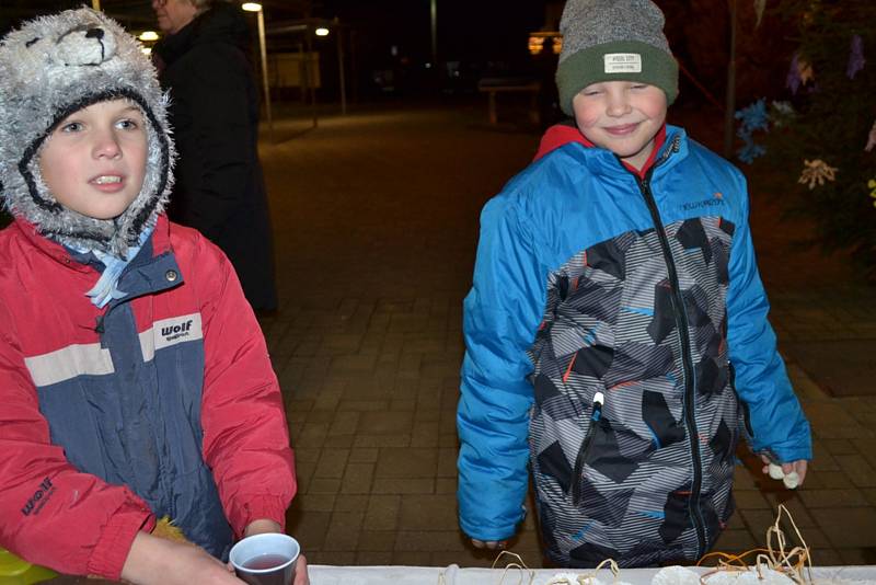 Mnoho lidí se na zpívání koled sešlo také v areálu tuchlovické základní školy.