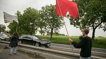 Demonstranti při pietě u Lidic.