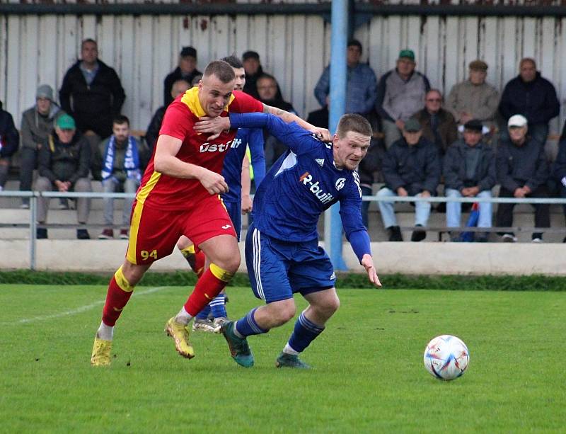 V 9. kole ČFK ve skupině B ČFL domácí Velvary (v modrém) senzačně přehrály Ústí nad Labem 5:2. Útočí Tomáš Kott