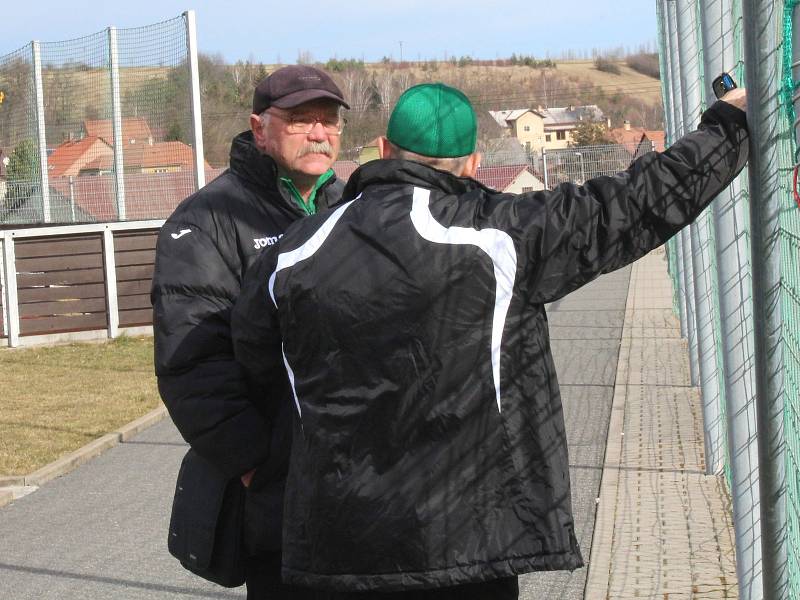 V přípravném zápase v Rynholci nečekaně vyhrálo Hořovicko (v oranžovém) nad o soutěž výš hrající Hostouní 3:0.