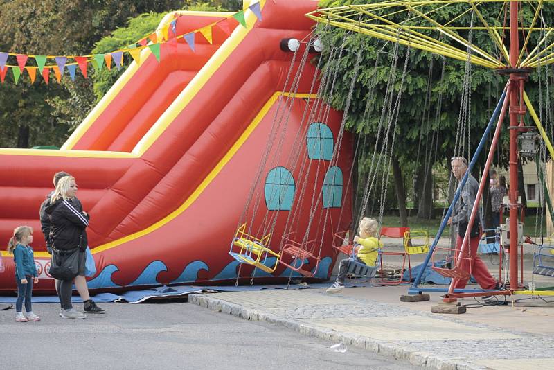 Zatímco přímo na Mírovém náměstí se odehrávaly různé kulturní akce, stochovské sportovní areály zaplnily pouťové atrakce.