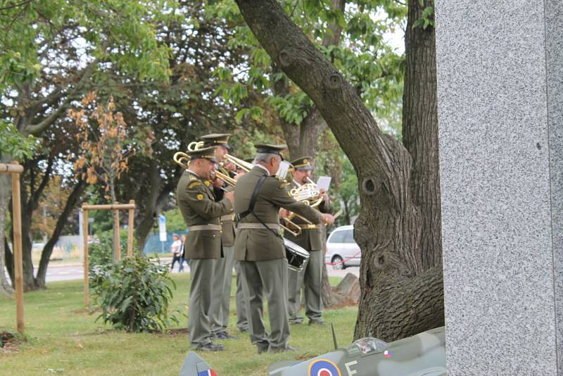 Na ruzyňském letišti si připomněli návrat československých pilotů.