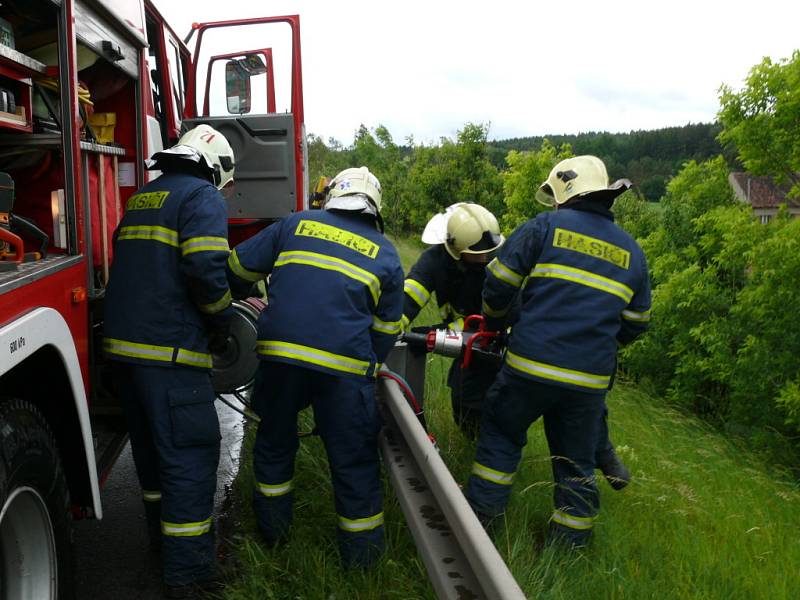 Tragická dopravní nehoda se stala na silnici R6.