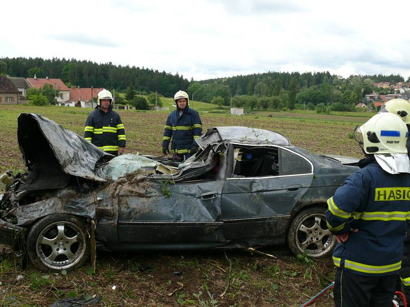 Tragická dopravní nehoda se stala na silnici R6.