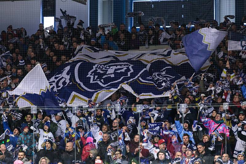 České Budějovice porazily ve čtvrtém zápase série Kladno (v modrém) a snížily stav na 1:3.