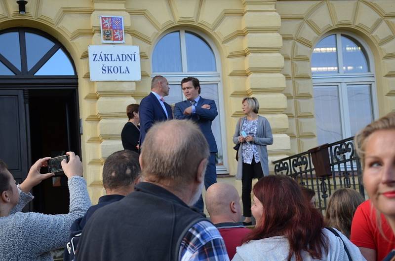 Velvarské školáky přivítala také pilná včelka, děti si užily soutěže i dílničky.