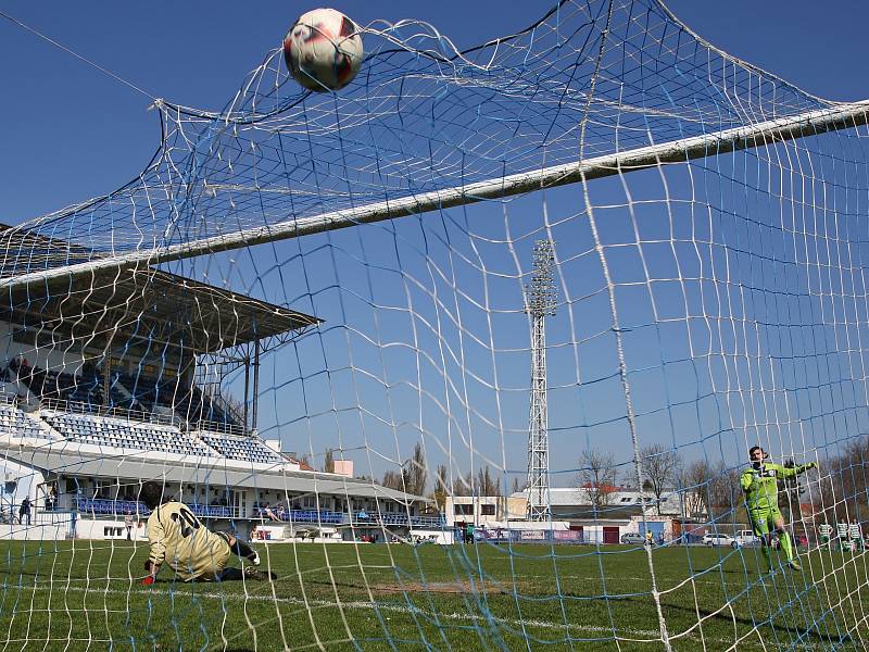 Brankář Kladna Jaroslav Tesař nekompromisně zavěsil, nakonec to ale nepomohlo // SK Kladno - Tatran Rakovník 1:2 pk, Divize B, 1. 4. 2017