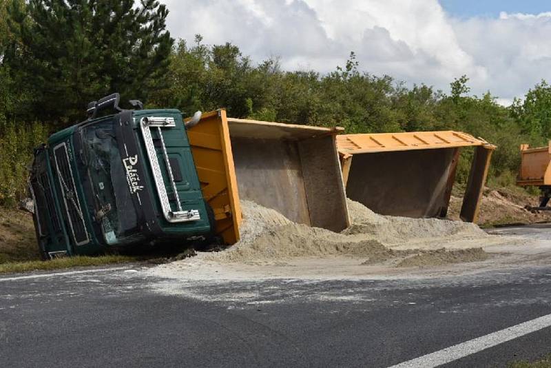 Středeční nehoda náklaďáku s pískem u Velvar na silnici I/16