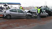 Nehoda několika osobních automobilů dnes krátce po půl sedmé ráno zablokovala rychlostní silnici R7 ve směru na Prahu.