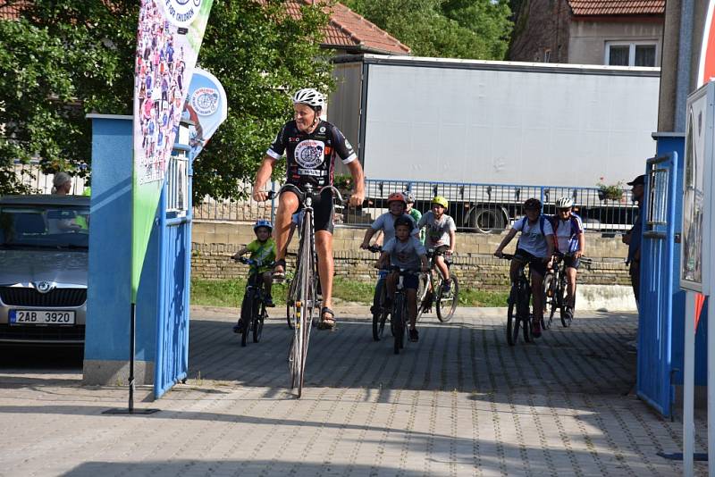 Již podeváté projíždí peloton cyklistické akce Na kole dětem, která pomůže onkologicky nemocných dětí, naší republikou.