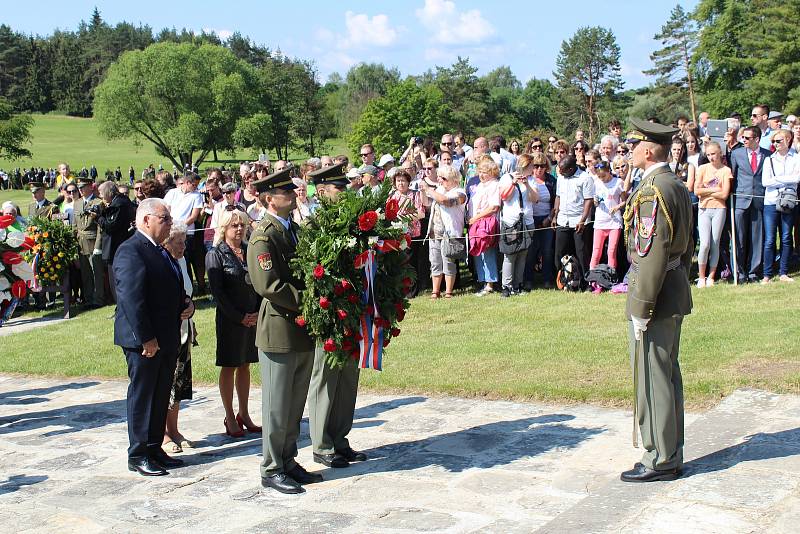 V Lidicích došlo k uctění památky obětí lidické tragédie, následně byla také zahájena celostátní přehlídka dětských pěveckých sborů Světlo za Lidice.