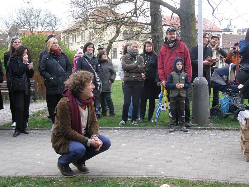 Happening Hudební nástroj nezabiješ se konal v sobotu odpoledne v Kladně.