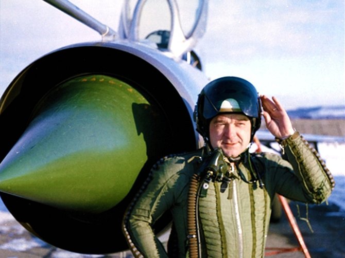 ROSTISLAV SÁČEK je bývalým vojenským pilotem a instruktorem. Na dobovém snímku u stroje MiG. 